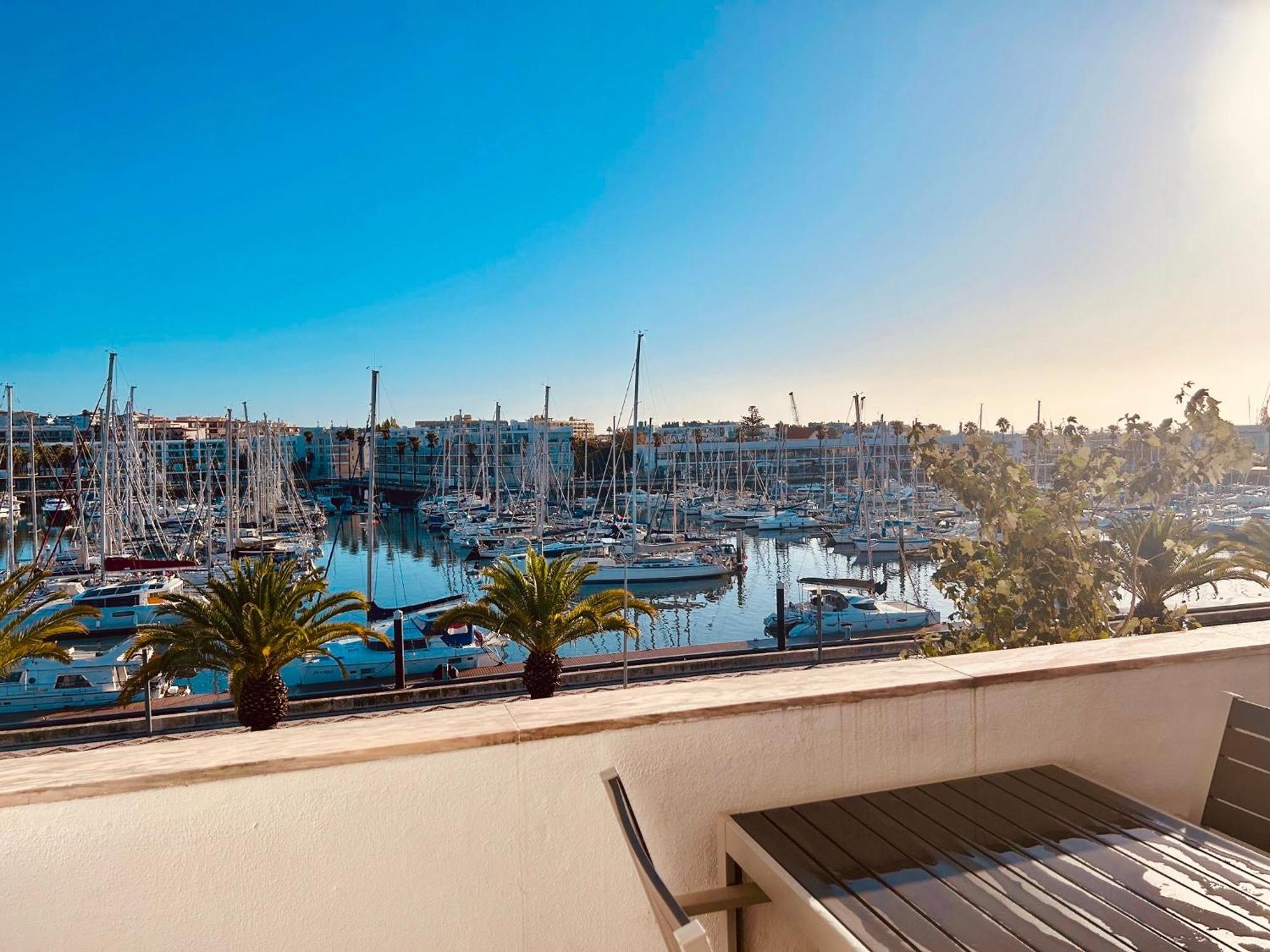 With Marina Views Near Beaches Apartment *